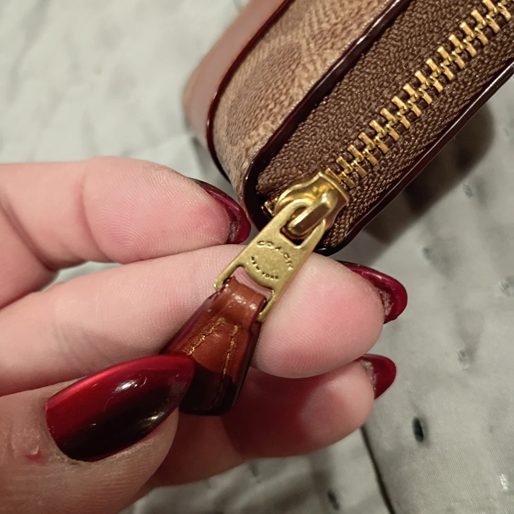 Coach compact zip